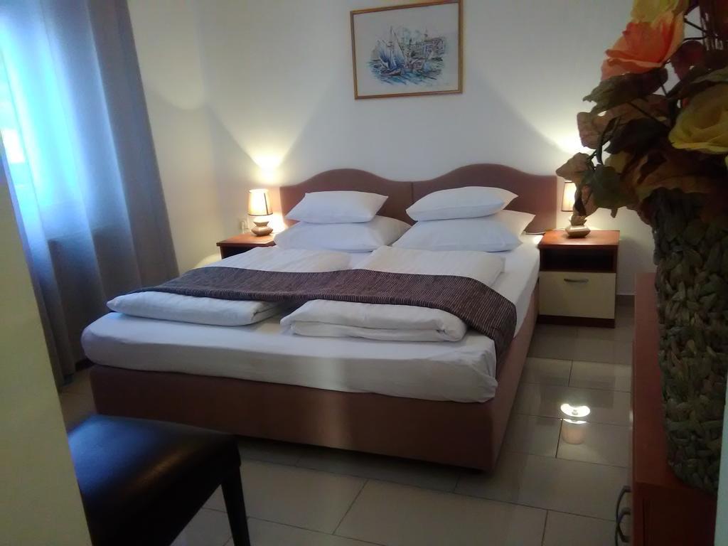 Guest House Garfild 2 Novi Vinodolski Esterno foto